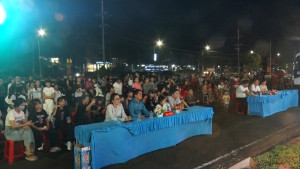 Rất động người dân đến xem và cổ vũ tại đêm diễn