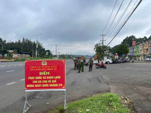 Công An Xã Dầu Giây Đồng Hành Cùng Người Dân Về Quê Đón Lễ