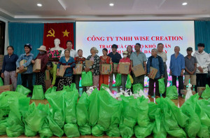 Lãnh đạo xã Dầu Giây cùng đơn vị tài trợ trao quà cho các hộ nghèo, hộ khó khăn trên địa bàn xã