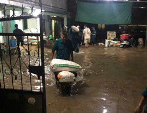 Lực lượng Dân quân xã giúp dân tại ấp 4 đưa đồ đạc đến nơi an toàn