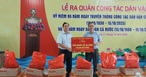 31 anh Bí thư Đảng ủy Cao Tiến Sỹ trao bảng tượng trưng nguồn lực ra quân làm Dân vận tại ấp 94