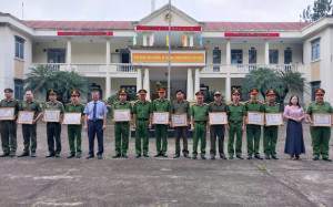 08 trao giấy khen của UBND xã cho các cá nhân trong buổi sinh hoạt dưới cờ đầu tuần
