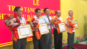 12 Phó bí thư Thường trực Đảng ủy xã Dầu Giây trao huy hiệu 30 năm tuổi Đảng cho các đảng viên