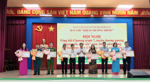 15 Đồng chí Phạm Đình Ban, Phó bí thư Thường trực Đảng ủy và đồng chí Nguyễn Lê Trường Sơn, Phó chủ tịch UBND xã trao giấy khen và tặng hoa cho các tập thể được tuyên dương tại hội nghị