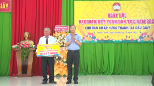 17 TUV, Bí thư Đảng ủy xã Dầu Giây Cao Tiến Sỹ trao bảng tượng trưng số tiền 10 triệu đồng của Tỉnh ủy HĐND UBND Ủy ban MTTQ Việt Nam tỉnh tặng Khu dân cư văn hóa tiêu biểu ấp Hưng Thạnh