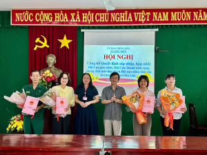 Lãnh đạo UBND xã trao Quyết định và tặng hoa chúc mừng cho các Hội lâm thời