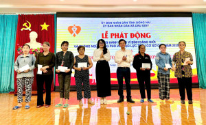 60 Phó chủ tịch UBND xã Dầu Giây Nguyễn Lê Trường Sơn cùng đại diện Công đoàn cơ sở Công ty TNHH LongWell trao quà cho hội viên phụ nữ có hoàn cảnh khó khăn