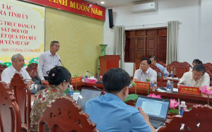 90 Đồng chí Cao Tiến Sỹ, TUV, Bí thư Đảng ủy xã Dầu Giây phát biểu tại buổi làm việc