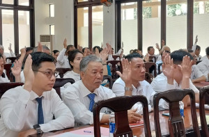 91 Các đại biểu tham dự kỳ họp biểu quyết thông qua các Nghị quyết trình tại kỳ họp