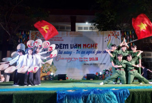 93 Một tiết mục vă nghệ do các em học sinh lớp 9 biểu diễn