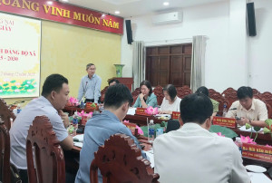 Đồng chí Cao Tiến Sỹ, TUV, Bí thư Đảng ủy xã Dầu Giây phát biểu, trao đổi một số nội dung tại hội nghị
