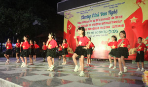 Một tiết mục văn nghệ do các em học sinh Trường tiểi học Hưng Lộc biểu diễn
