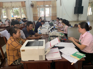 Người dân tham gia vay vốn