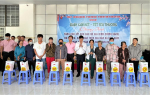 Đại diện Công ty Cổ phần Chăn nuôi CP Việt Nam và lãnh đạo xã Dầu Giây trao quà cho các nạn nhân