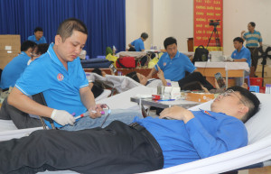 Đoàn viên thanh niên xã Dầu Giây tham gia hiến máu tình nguyện