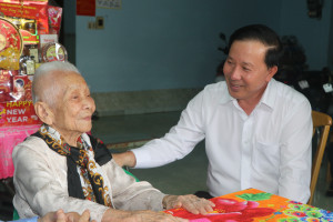 Đồng chí Nguyễn Văn Út, Phó Bí thư Tỉnh ủy, chủ tịch UBND tỉnh thăm hỏi sức khỏe Mẹ