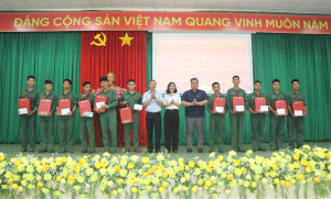 TUV, Bí thư Đảng ủy, chủ tịch HĐND xã Dầu Giây Cao Tiến Sỹ; chủ tịch Ủy ban MTTQ Việt Nam xã Nguyễn Thị Việt và đại diện Hội doanh nhân trẻ tỉnh Đồng Nai trao quà cho các quâ nhân xuất ngũ