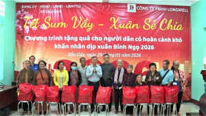 TUV, Bí thư Đảng ủy, chủ tịch HĐND xã Dầu Giây Cao Tiến Sỹ (thứ 8 bên phải qua cùng đại diện Ban Giám đốc Công ty TNHH Long Well trao quà tại chương trình
