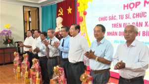 Bí thư Đảng ủy Cao Tiến Sỹ và chủ tịch UBND xã Mai Văn Hiền tặng quà chú mừng năm mới Xuân Bính Ngọ 2026 đến các vị chức sắc, tu sĩ, chức việc