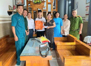 Chi bộ, Ban ấp và các đoàn thể ấp 94 đến thăm hỏi, động viên gia đình có thanh niên lên đường nhập ngũ