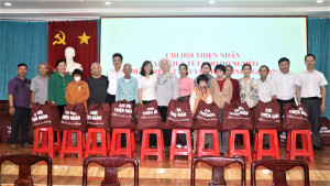 Chi hội Thiện Nhân Tp Hồ Chí Minh cùng đại diện Ủy ban MTTQ Việt Nam xã Dầu Giây trao quà cho các gia đình có hoàn cảnh khó khăn