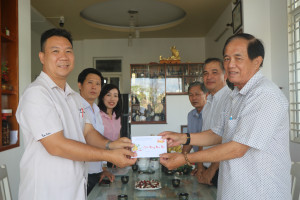 Đoàn đến thăm, chúc tết tặng quà thương binh Phan Thanh Hiệt (bên phải ngoài cùng )ngụ ấp Lập Thành