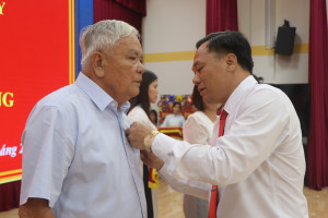 Phó bí thư Thường trực Đảng ủy Phạm Đình Ban trao huy 40 năm tuổi Đảng cho đảng viên