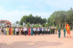 Viếng đền thờ Liệt sĩ xã nhân dịp tết Nguyên đán Bính Ngọ...