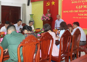 Đồng chí Cao Tiến Sỹ, TUV, Bí thư Đảng ủy, Chủ tịch HĐND xã Dầu Giây phát biểu giao nhiệm vụ đối với các đồng chí Đảng viên trẻ nhập ngũ