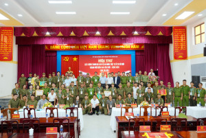 Ảnh: Đại biểu và các đội thi chụp ảnh lưu niệm sau khi hoàn thành các phần thi tại Hội thi lực lượng tham gia bảo vệ an ninh, trật tự ở cơ sở giỏi Cụm thi số 5 năm 2026.
