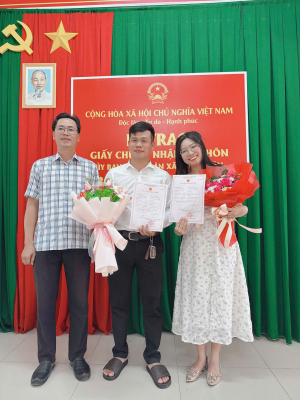 XÃ ĐỊNH QUÁN TRAO GIẤY CHỨNG NHẬN KẾT HÔN CHO ANH NGUYỄN...