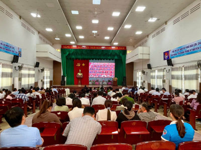 ĐẢNG ỦY XÃ ĐỊNH QUÁN TỔ CHỨC CHO CÁN BỘ, ĐẢNG VIÊN THEO DÕI TRUYỀN HÌNH TRỰC TIẾP KHAI MẠC ĐẠI HỘI ĐẢNG TOÀN QUỐC LẦN THỨ XIV