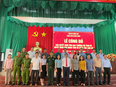 ĐẢNG UỶ XÃ TỔ CHỨC LỄ CÔNG BỐ CÁC QUYẾT ĐỊNH CỦA BAN THƯỜNG VỤ TỈNH UỶ VÀ UBND TỈNH VỀ CÔNG TÁC CÁN BỘ