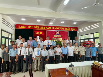 ĐẢNG ỦY XÃ ĐỊNH QUÁN TỔ CHỨC LỄ TRAO TẶNG HUY HIỆU ĐẢNG ĐỢT 03/02/2026