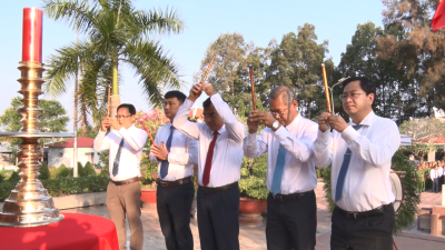 Hình 2 Các đồng chí lãnh đạo các xã dâng hương lên Đài Tổ quốc ghi công