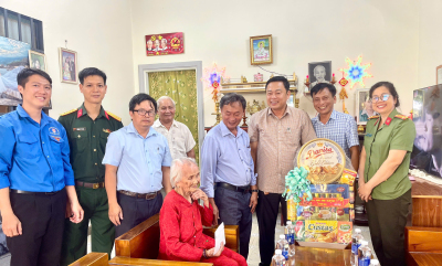 Thăm tặng quà Mẹ Việt Nam anh hùng Trương Thị Cúc