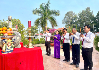 VIẾNG GNHIA4 TRANG LIỆT SĨ 51 NAM