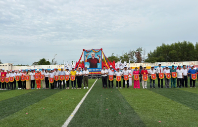 Ban tổ chức Đại hội tặng cờ lưu niệm cho các đơn vị tham dự lễ khai mạc