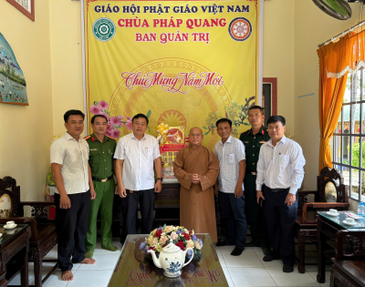 Lãnh đạo xã Định Quán đến thăm, chúc mừng và tặng quà tại chùa Pháp Quang nhân dịp Đại lễ Phật đản Phật lịch 2570