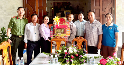 Pho bi thu Huynh Thi Ngoc Xuan tang qua co so