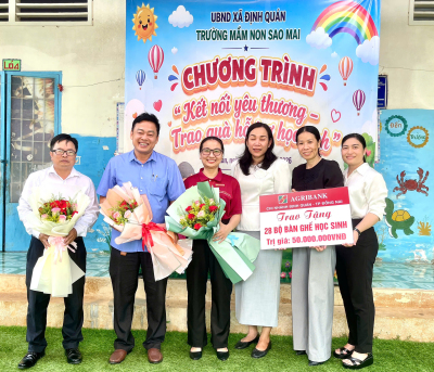 Tặng bàn ghe tri gia 50 triệu đồng cho hoc sinh