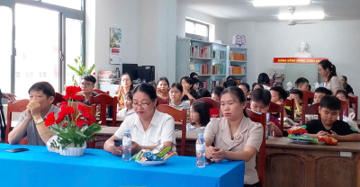 Đại biểu và các em thiếu nhi tham dự buổi họp mặt