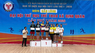 Ban tổ chức trao giải cho các vận động viên