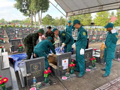Lực lượng chức năng lấy mẫu các phần mộ liệt sĩ chưa xác định được thông tin để giám định ADN