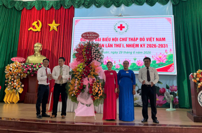 Lãnh đạo xã Định Quán trao tặng lẵng hoa chúc mừng đại hội