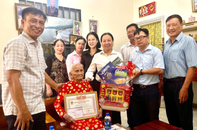 CHỦ TỊCH UBMTTQ VIỆT NAM XÃ THĂM, TẶNG QUÀ, CHÚC THỌ CÁC CỤ...