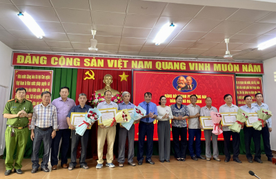 ĐẢNG ỦY XÃ ĐỊNH QUÁN TRAO TẶNG HUY HIỆU ĐẢNG ĐỢT 19/5/2026