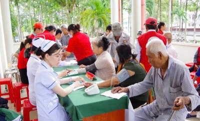BỆNH VIỆN QUÂN Y 7B KHÁM BỆNH, CẤP THUỐC, TẶNG QUÀ NGƯỜI DÂN XÃ ĐỊNH QUÁN