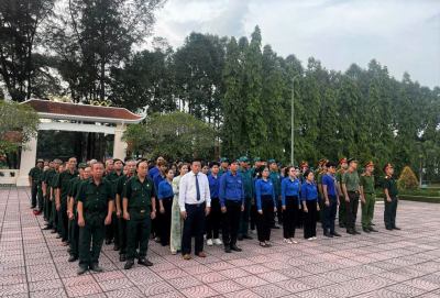 Các đại biểu cùng hội viên Hội Cựu chiến binh và đoàn viên thanh niên tham dự lễ Thắp nến tri ân