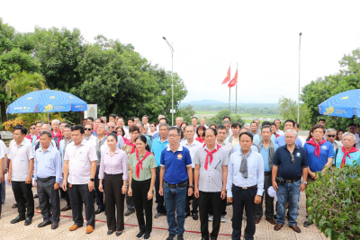 ĐẢNG ỦY PHƯỜNG THẠNH MỸ TÂY DÂNG HƯƠNG TƯỢNG ĐÀI CHIẾN THẮNG...